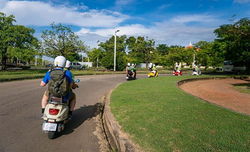 Angkor Wat: Guided Vespa Tour / Tuk Tuk or Car - Lunch near Srah Srang and a needed pause