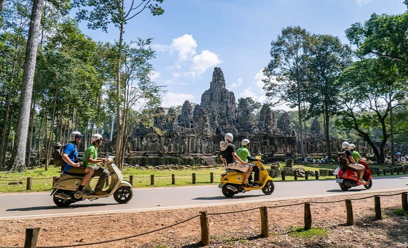 Angkor Wat: Guided Vespa Tour / Tuk Tuk or Car - Starting in Siem Reap and reaching Bayon