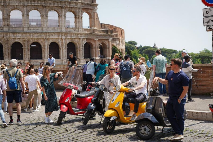 Explore city on Vespa with Professional Photographer - Janiculum Hill and Rome from above