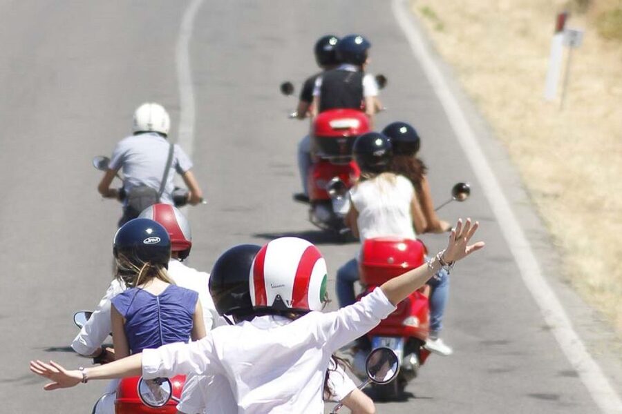 Florence/Badesse: Tuscany Group Vespa Tour with Wine Tasting - Following the Chianti Hills
