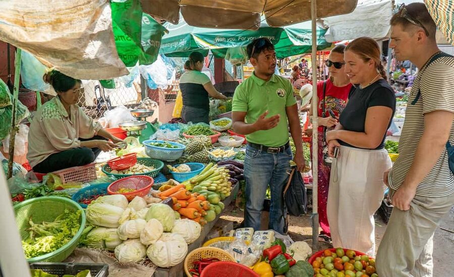 Phnom Penh Evening Food Tour -On Promotion Price limit Offer - Wat Botum Park brings the street food closer