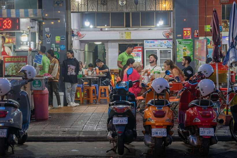 Phnom Penh Night Foodie Vespa Tour / Tuk Tuk Available - Key points at a glance