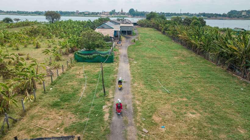 Phnom Penh Silk Island Sunset Vespa Tour / Tuk Tuk Available - Meeting other small village businesses