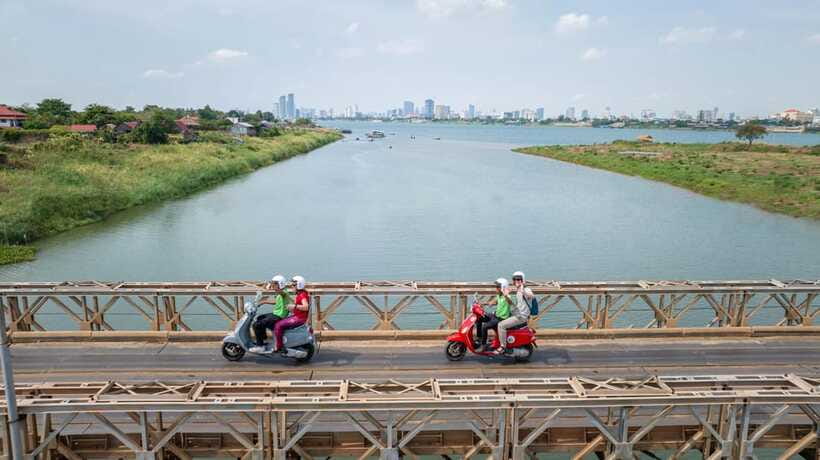 Phnom Penh: Silk Island Tour by Vespa with Tuk Tuk Available - Koh Oknha Tei Market and the taste of daily life