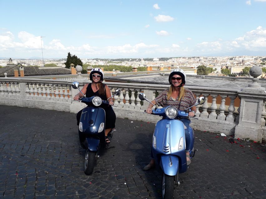 Rome by night on Vespa - Piazza Venezia, the Pantheon, and Piazza Navona