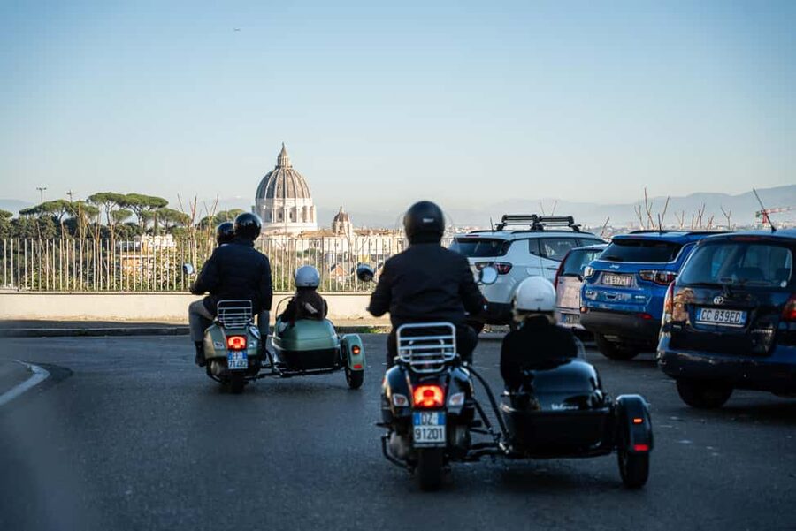Rome: Evening Vespa Sidecar City Tour - Circus Maximus from the road