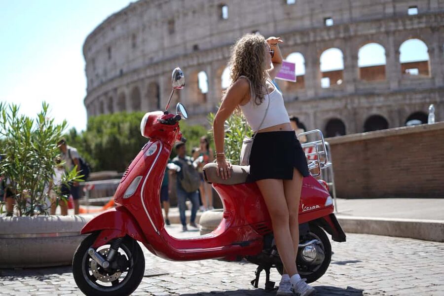 Rome: Night Photography service by Vespa with Aperol Spritz - A fast Roman introduction from Via del Colosseo