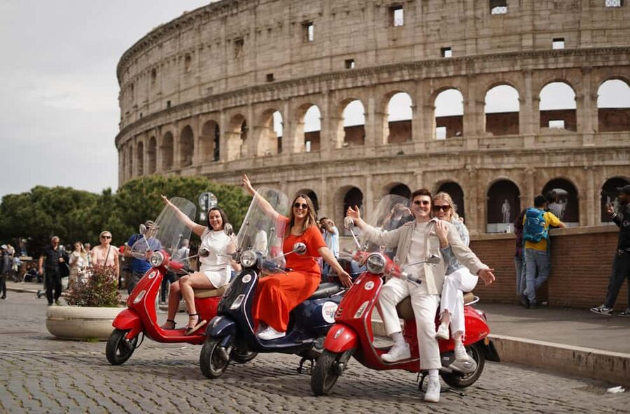 Rome on a Vespa – Photography Service - Fontana dellAcqua Paola: a dramatic second backdrop