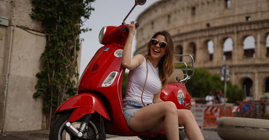 Rome: Photography services by Vespa with Aperol Spritz - The Colosseum: a fast photo stop