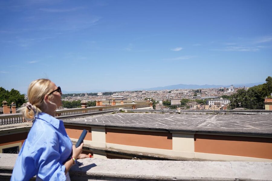 Rome: Vespa Ride with Pictures and Sweet Tastings - Meeting in the heart of Rome