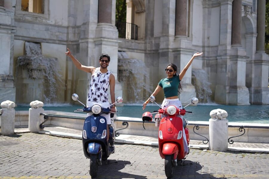 Rome: Vespa Tour with Photo services Small‑Group Highlights - Meeting near the Colosseum at Caffè Roma