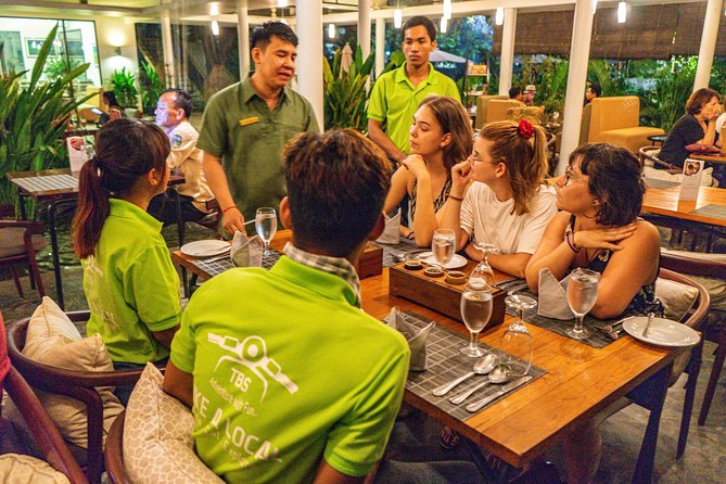Siem Reap Evening Foodie Vespa Tour / Tuk Tuk Available - Stop five: beer and conversation at Long’s Bar