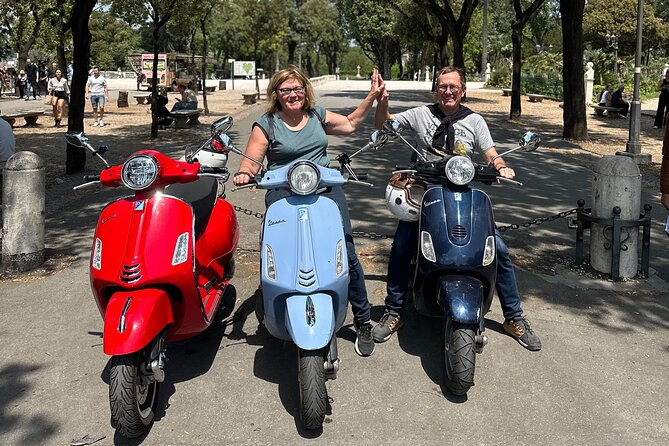 Vespa experience guided by us & Photo shoot - Starting near Piazza dei Calcarari