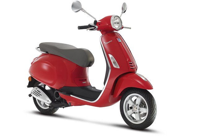 Vespa Primavera 125 cc Rental at Rome 24 ore - Picking up your Vespa beside the Colosseum