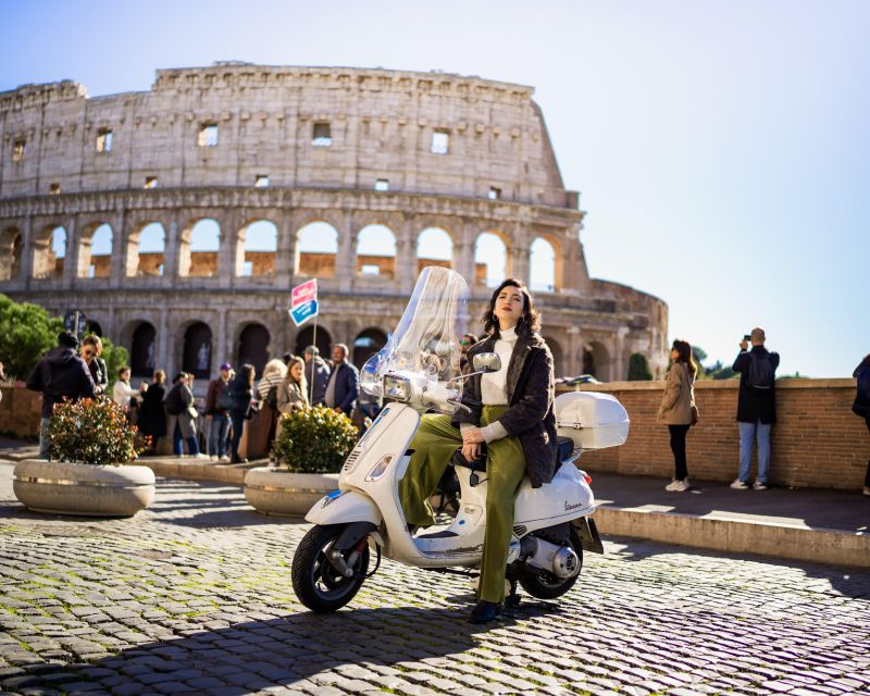 Vespa scooter tour in Rome with Pro-Photographer - Piazza Navona closes the route