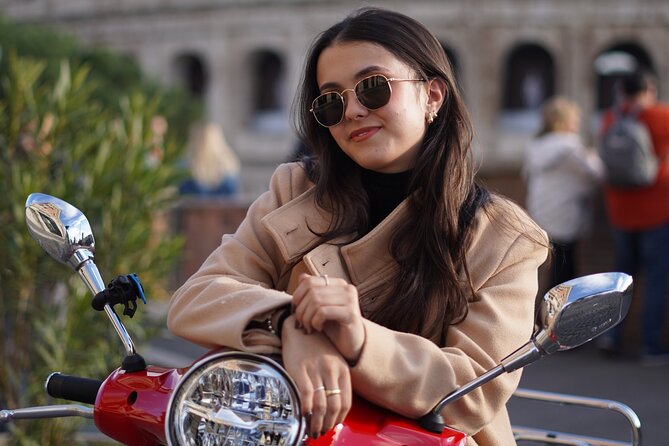Vespa Tour in Rome with professional photographer - Piazza Navona and a tiramisu break