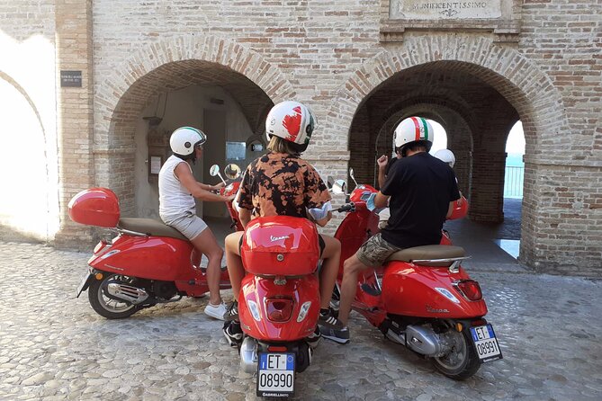 Vespa tour with written guide of Marche in Valdaso - How the price works for couples and groups