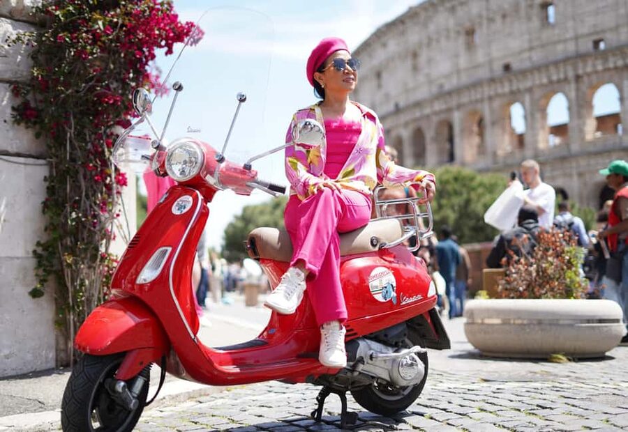 Vespa - Wine and Photography service in Rome - The Colosseum: a 15-minute photo stop