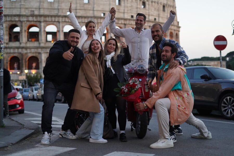 Vespa - Wine and Photography service in Rome - Trastevere without a long detour