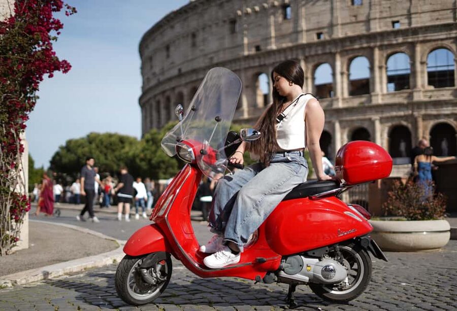 Vespa - Wine and Photography service in Rome - Meeting at Via del Colosseo